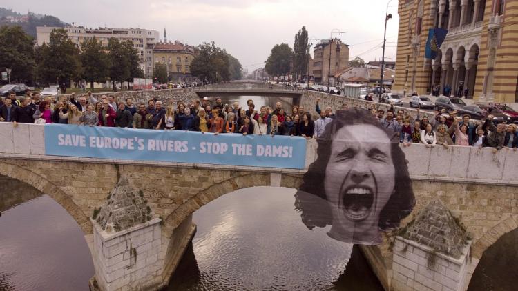 250 Personen aus über 30 Ländern nahmen am ersten Europäischen Flussgipfel in Sarajevo teil. Kunst © Luka Tomac (Kunst) und Flying Pangolin Film (Foto)