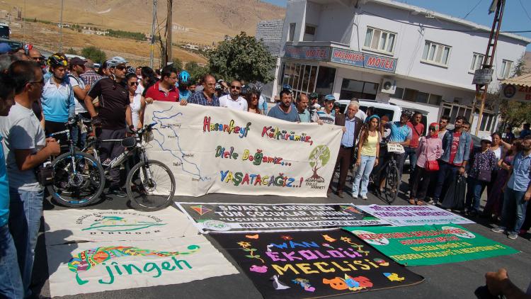 Things are getting serious in Hasankeyf. The Ilisu dam is basically completed. Nevertheless, initiatives keep fighting for the preservation of this historic city. Here at the Global Hasankeyf Action Day in 2015 © Initiative to Keep Hasankeyf Alive 