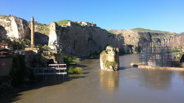 Auch die Brückenpfeiler der Seidenstraße werden im Stausee ertrinken © Ulrich Eichelmann