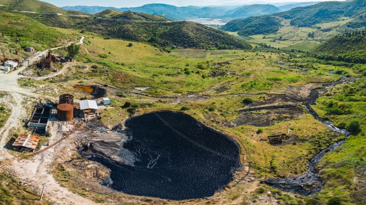 Etwa 150 aktive Ölförderanlagen befinden sich im mittleren Abschnitt der Vjosa. Aus ihnen tritt regelmäßig Rohöl aus, sie verschmutzen das Wasser, zerstören Lebensräume und schädigen die heimische Tierwelt. © Riverwatch