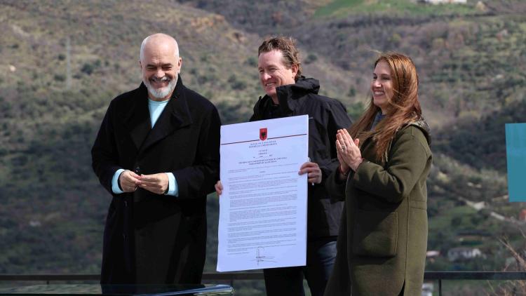 Premierminister Edi Rama, Ryan Gellert, CEO von Patagonia, und Mirela Kumbaro, Ministerin für Tourismus und Umwelt, unterzeichneten heute die Erklärung zum Vjosa Wildfluss-National Park © Anika Konsek