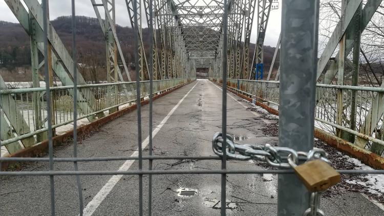 Versperrte Brücke über die Save nahe WKW Brežice © Neja Molan