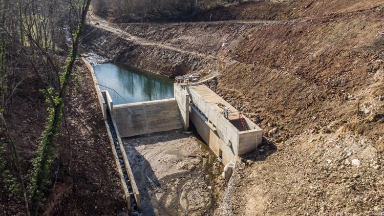 Beispiel für die Auswirkungen von Kleinwasserkraftwerken, hier das MHE Ravni na Pristavaci bei Užice/Serbien © Amel Emric
