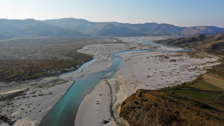 Die Vjosa in Albanien ist einer der letzten intakten Wildflüsse Europas außerhalb Russlands – ein Juwel von gesamteuropäischer Bedeutung. Die Regierung plant die Vjosa heuer noch stauen zu lassen. Die Konsequenzen wären verheerend, warnen die Wissenschaftler. © Gabriel Singer
