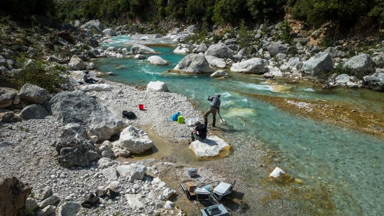 Water sampling and measurements of primary production at the Shushica, a tributary to the Vjosa in the far east, where snowmelt is long gone. The river is characterized by large boulders and crystal-clear water. © Thuile-Bistarelli