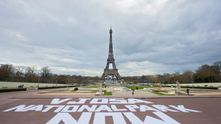 Die visuelle Aktion von Vjosa wurde in vier Hauptstädten in Europa durchgeführt. Hier vor dem Eiffelturm in Paris/Frankreich © Sébastien Champeaux