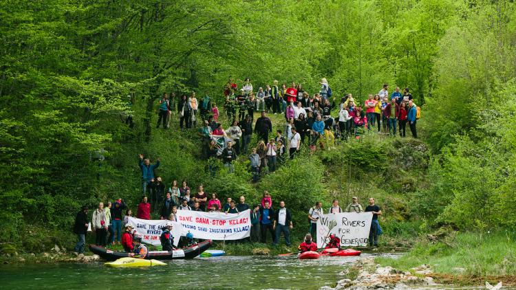 Rettet die Sana – Stoppt KELAG: Unter dem Motto protestierten heute etwa 200 Personen an der Sana in Bosnien-Herzegowina © Jan Pirnat