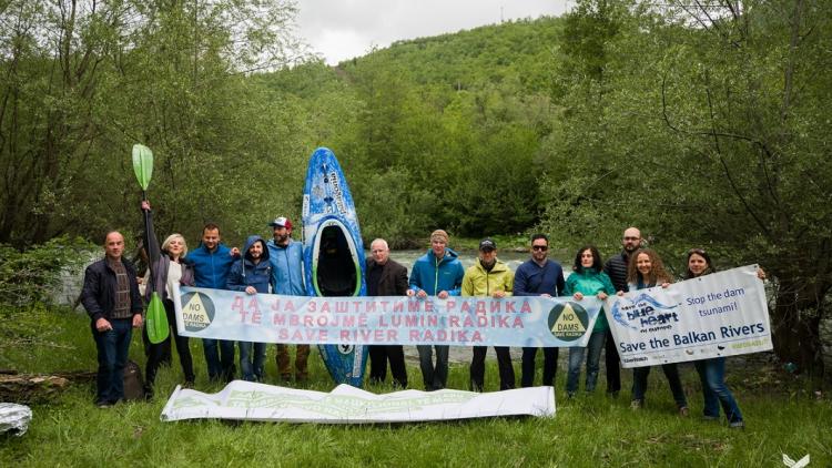 Protest gegen die geplanten Wasserkraftwerke im Mavrovo Nationalpark. Neben dem Balkan Rivers Tour-Team auch Anwohner dabei. © Jan Pirnat