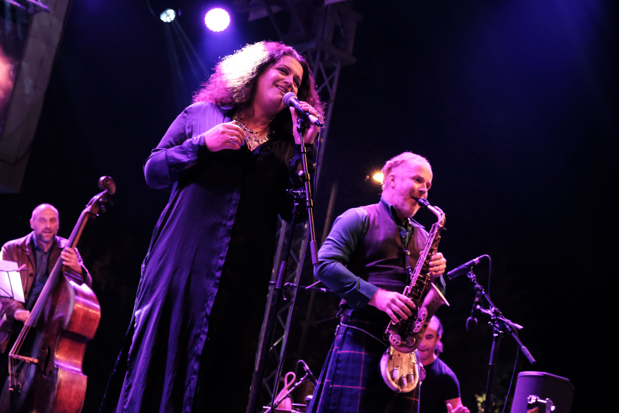Die großartige Eda Zari mit ihrer Band, darunter der weltbekannte Perkussionist Rhani Krija. © Nick St. Oegger