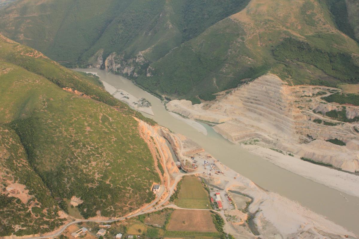 Der unvollendete Kalivac-Staudamm an der Vjosa in Albanien. Jetzt soll die Konzession für seinen Bau neu vergeben werden. © Roland Dorozhani