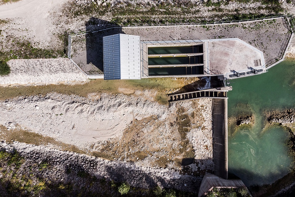 „Modernes Kleinwasserkraftwerk“ Ugar in Bosnien-Herzegowina. Bei vielen der geplanten Wasserkraftwerke handelt es sich um sogenannte Kleinwasserkraftwerke. Ihr Schaden für die Natur ist aber beträchtlich. An diesem Fluss hat der global bedrohte Huchen seinen Laichplatz verloren. © Amel Emric