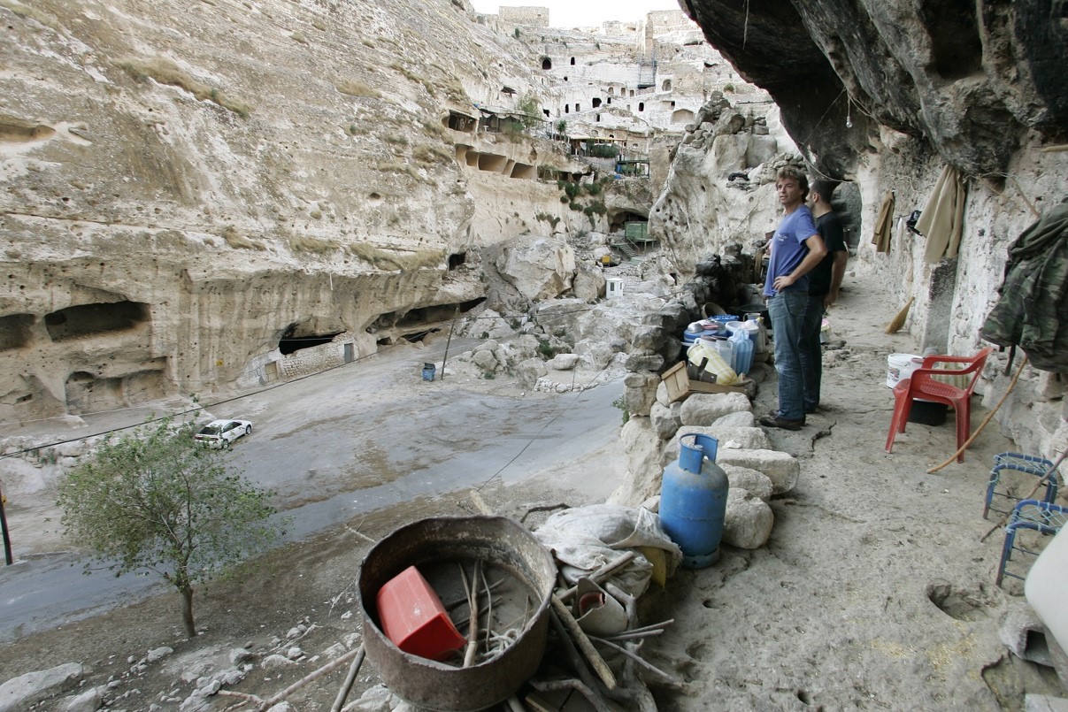 In front of one of the last inhabited caves in Hasankeyf, 2006 © Foto Klemens Groh/Kronenzeitung