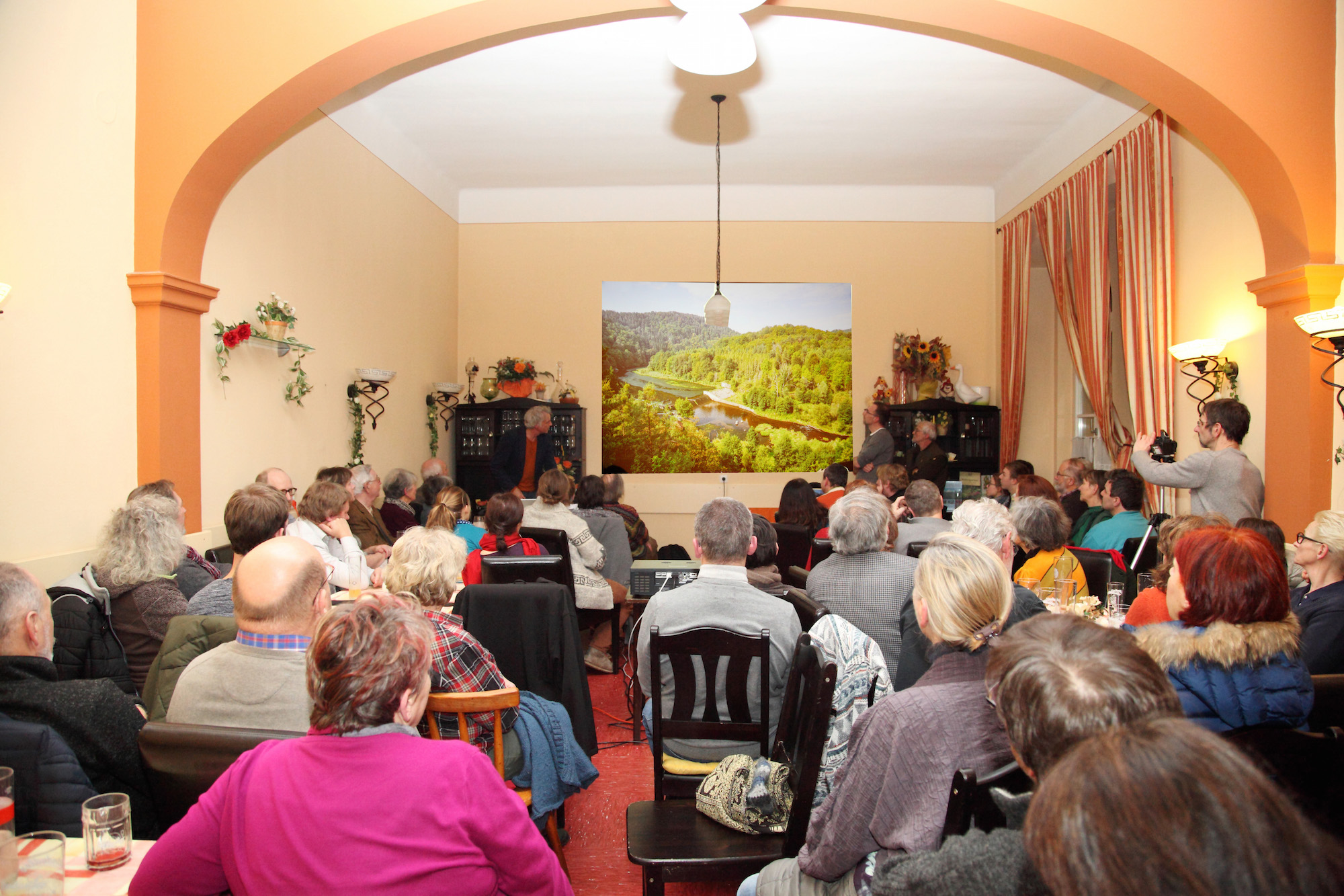 Bei der Veranstaltung in Gars wurde wurde bis spät in die Abendstunden diskutiert. © Riverwatch