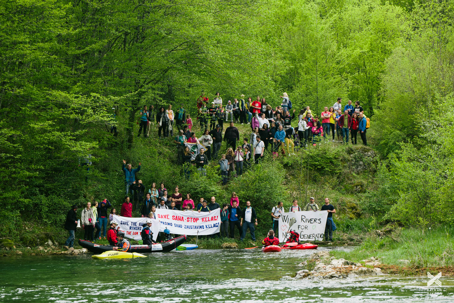 Rettet die Sana – Stoppt KELAG: Unter dem Motto protestierten heute etwa 200 Personen an der Sana in Bosnien-Herzegowina © Jan Pirnat